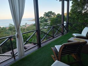 een balkon met uitzicht op de oceaan bij La Roca Studio 6 in Praia do Rosa