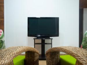 - un salon avec une télévision à écran plat et 2 chaises dans l'établissement Blanca María, à San Francisco