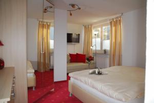 a small bedroom with a bed and a mirror at Aqua Marina in Helgoland