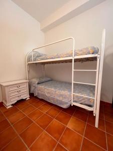 - une chambre avec 2 lits superposés et du carrelage dans l'établissement La bella vista, à Monte San Biagio