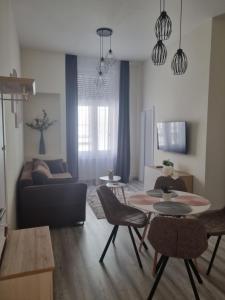 TV a/nebo společenská místnost v ubytování Eden City Home