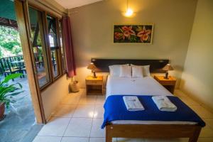 ein Schlafzimmer mit einem Bett mit zwei Handtüchern darauf in der Unterkunft Bubinzana Magical Lodge in Tarapoto