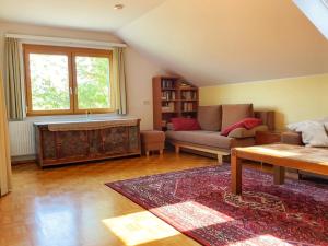 un soggiorno con divano e vasca da bagno di Ferienwohnung Sima a Velden am Wörthersee