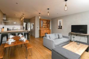 een woonkamer met een bank en een tafel bij PenthouseStays nr Notting Hill - Luxury 2 Bedroom King Bed Apartment - near Portobello Road in Londen