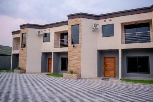 una casa con una entrada delante de ella en Royal Suites Apartments, en Lusaka