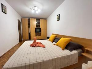 ein Schlafzimmer mit einem großen Bett mit Vogel drauf in der Unterkunft Miha modern and central apartament Malul Mureșului in Arad