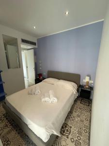 Gaias Rooms في أولبيا: غرفة نوم عليها سرير وفوط