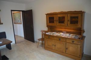Zimmer mit einem Holzschrank und einem Tisch in der Unterkunft Haus Simona in Maurach