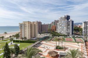 uitzicht op een stad met hoge gebouwen en de oceaan bij Florazar 1, Iii-B 8-B in Cullera