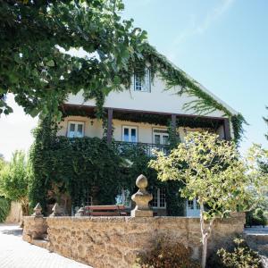 una casa con una pared de piedra y un banco en Casa Serra da Estrela, en Covilhã