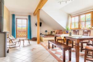 ein Wohnzimmer mit einem Tisch und Stühlen in der Unterkunft Vorderreithbauer in Hof bei Salzburg