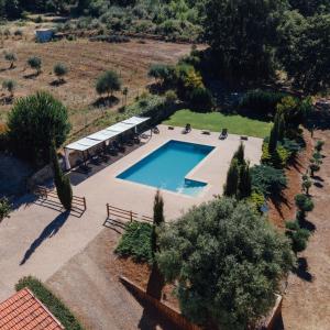 uma vista superior de uma piscina num quintal em Casa Serra da Estrela em Covilhã