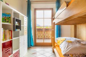 ein kleines Schlafzimmer mit einem Etagenbett und einem Fenster in der Unterkunft Vorderreithbauer in Hof bei Salzburg