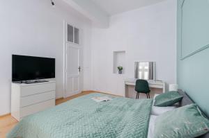 Televízia a/alebo spoločenská miestnosť v ubytovaní Brzozowa Apartments by Hostly