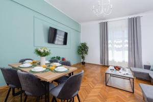 Televízia a/alebo spoločenská miestnosť v ubytovaní Brzozowa Apartments by Hostly