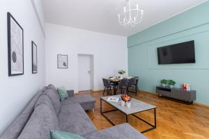 - un salon avec un canapé et une table dans l'établissement Brzozowa Apartment by Hostly, à Cracovie