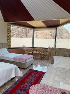 Postel nebo postele na pokoji v ubytování Zarb Desert Camp