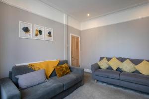 uma sala de estar com dois sofás num quarto em Spring Villa em Leicester