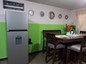 comedor con mesa y nevera en Hermoso Departamento en Texcoco centro con wifi cocina, en Texcoco de Mora