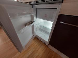 einem leeren Kühlschrank mit offener Tür in der Küche in der Unterkunft Suite Elena in Nedelišće