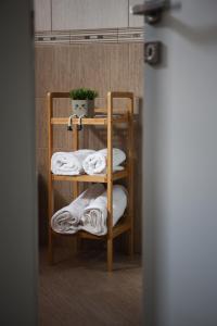 a towel rack with towels on it in a bathroom at Rooftop privé - your comfort apartment in Korçë