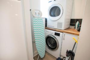 a washing machine and a microwave in a kitchen at Spring Villa in Leicester