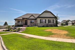 een huis met een groen gazon ervoor bij Saratoga Springs Getaway Walk to Utah Lake! in Saratoga Springs