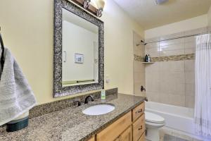 een badkamer met een wastafel, een toilet en een spiegel bij Saratoga Springs Getaway Walk to Utah Lake! in Saratoga Springs