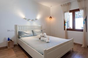 een slaapkamer met een bed met twee knuffels erop bij LLAFRANC 100 % (c/Llevant) in Llafranc