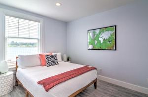 Μια τηλεόραση ή/και κέντρο ψυχαγωγίας στο Immaculate Long Beach Apt with Gorgeous Kitchen