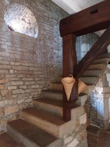 - un escalier en pierre dans une chambre dotée d'un mur en briques dans l'établissement Prieuré Saint Marcel, à Fleurey-sur-Ouche