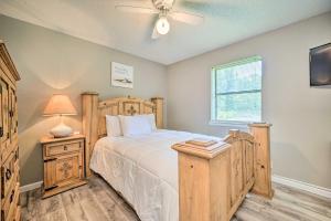 Llit o llits en una habitació de Cozy Murfreesboro Home Near Local Attractions!