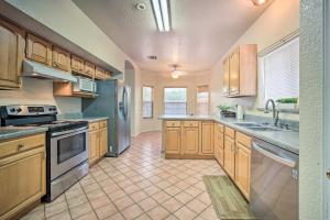 Η κουζίνα ή μικρή κουζίνα στο Convenient Las Cruces Home with Patio and Grill!