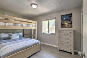 une chambre avec un lit superposé et une fenêtre dans l'établissement Walk to Beach Modern PCB Townhome with Patio, à Panama City Beach 25 autres photos