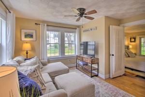 un soggiorno con divano e ventilatore a soffitto di Modern Home - 2 Mi to Cranmore Mtn Resort! a Conway