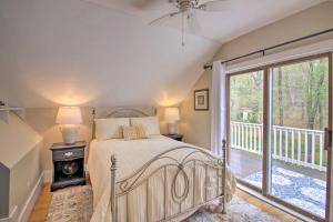 una camera con letto e balcone di Modern Home - 2 Mi to Cranmore Mtn Resort! a Conway