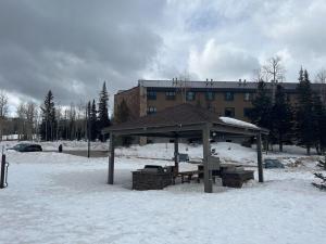 King Bed Condo at Cedar Breaks Lodge v zimě