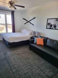 Postel nebo postele na pokoji v ubytování King Bed Condo at Cedar Breaks Lodge + 35 fotografií