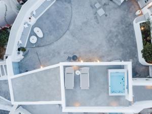 an overhead view of a house with a pool at Cydonia Caves in Megalochori