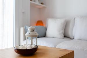 A seating area at LLAFRANC 100 - calle Coral-