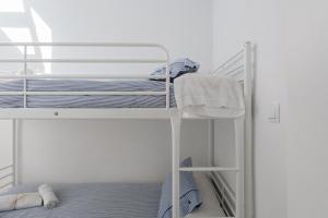 A bed or beds in a room at LLAFRANC 100 - calle Coral-