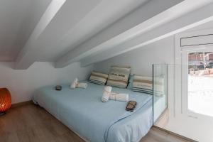 a bedroom with a bed with pillows and a window at LLAFRANC 100 - calle Coral- in Llafranc