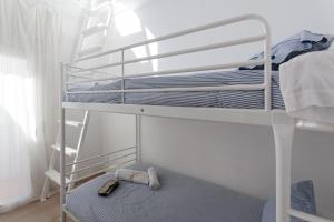 A bed or beds in a room at LLAFRANC 100 - calle Coral-