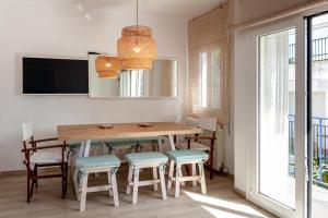 A television and/or entertainment centre at LLAFRANC 100 - calle Coral-