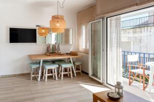 A television and/or entertainment centre at LLAFRANC 100 - calle Coral-