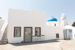 a white building with a blue dome on top at Cydonia Caves in Megalokhori