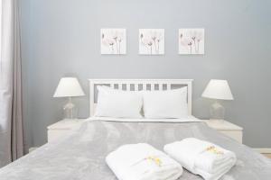 - un lit blanc avec 2 serviettes blanches dans l'établissement Moradda New Decor Vacation Home Regal Palms Resort, à Davenport