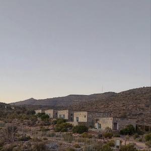 un grupo de edificios en medio de una colina en Sunrise Resort Jebel Shams منتجع شروق الشمس جبل شمس, 
