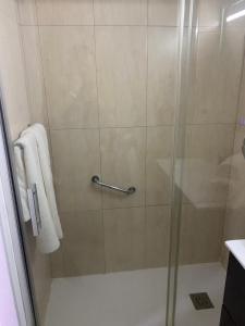 W łazience znajduje się prysznic ze szklanymi drzwiami. w obiekcie Apartamento Centrico y Tranquilo El Rinconcito w mieście Ourense