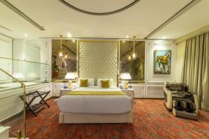 1 dormitorio grande con 1 cama y 1 silla en Best Western Premier Islamabad, en Islamabad
